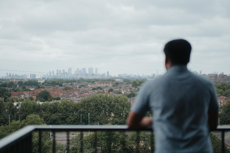 Rent Home. Apo Kew Bridge views from the balconies